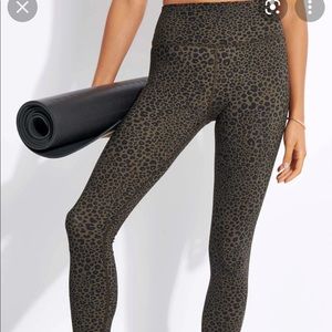 Alo high waist Vapor Leopard leggings